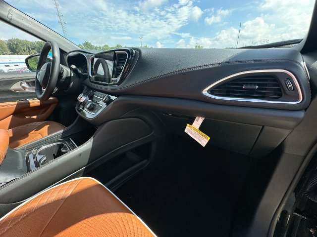 Used 2024 Chrysler Pacifica Pinnacle AWD/4WD image 39