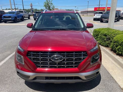 Used 2024 Hyundai Venue Limited FWD image 2