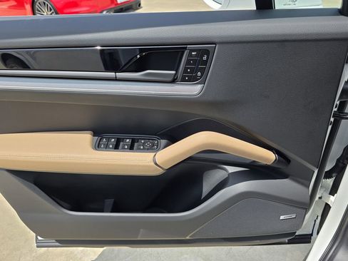 New 2025 Porsche Cayenne image 17