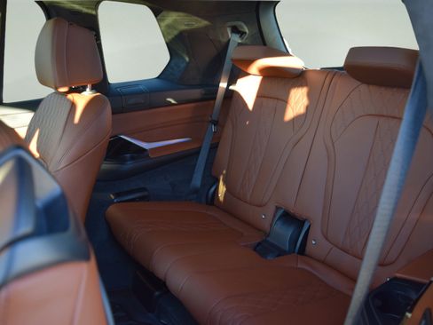 Used 2025 BMW X7 M60i w/ Executive Package image 9