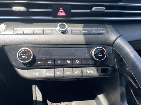 Used 2023 Hyundai Elantra Limited w/ Preferred Accessory Package FWD image 24