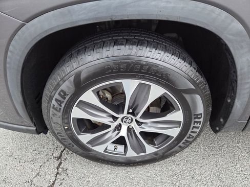 Certified 2023 Toyota Highlander XLE image 17