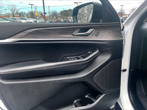 Used 2023 Jeep Grand Cherokee L Limited w/ Black Appearance Package image 9