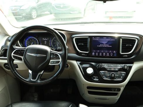 Used 2018 Chrysler Pacifica Touring-L FWD image 40