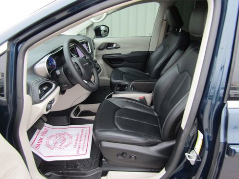 Used 2023 Chrysler Pacifica Touring-L image 25