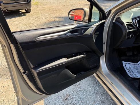 Used 2017 Ford Fusion SE w/ Fusion SE Technology Package image 9