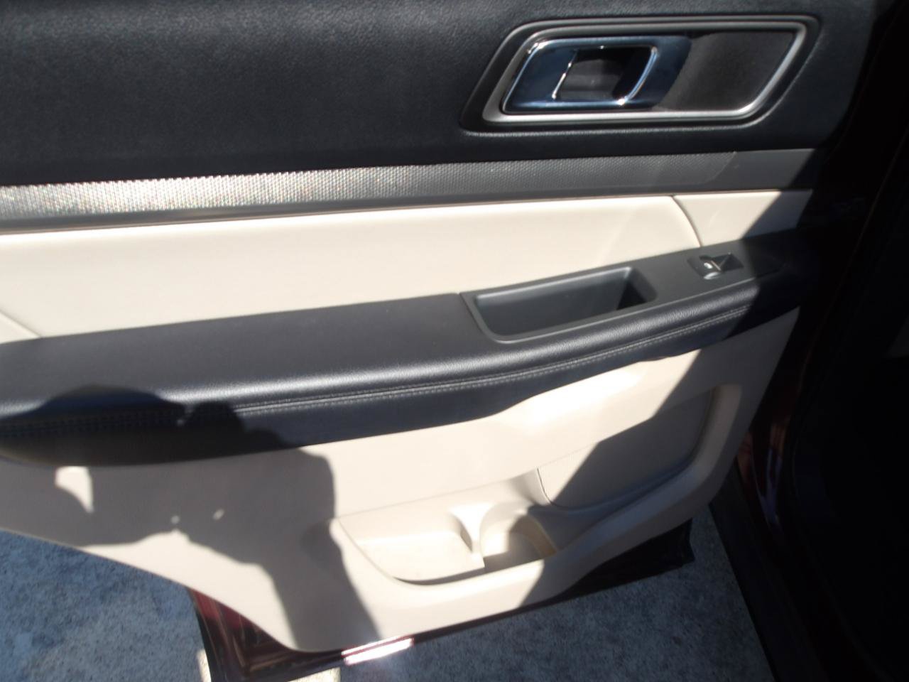 Used 2018 Ford Explorer XLT FWD image 16