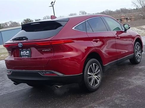 Used 2022 Toyota Venza XLE image 2