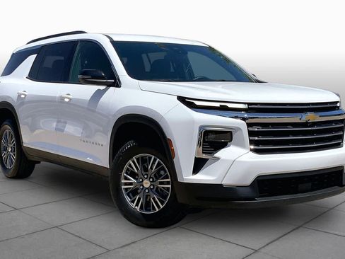 Used 2025 Chevrolet Traverse LT FWD image 3