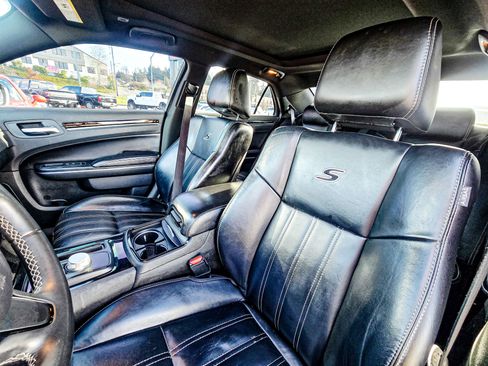 Used 2019 Chrysler 300 S image 10