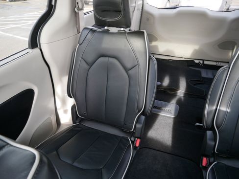 Used 2023 Chrysler Pacifica Limited image 12