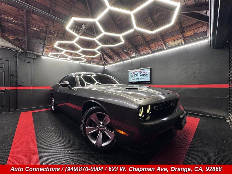 Used 2015 Dodge Challenger SXT RWD image 1