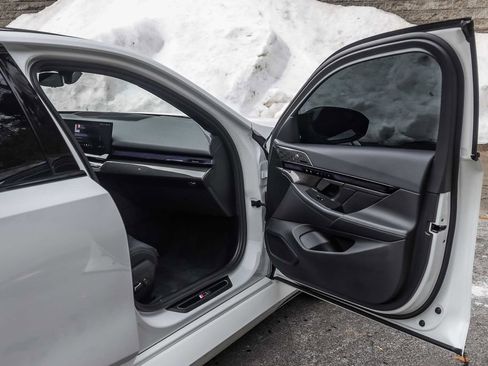 Used 2025 BMW M5 w/ Carbon Package image 15