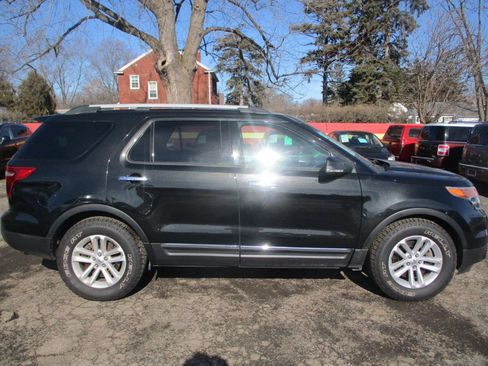 Used 2013 Ford Explorer XLT FWD image 2