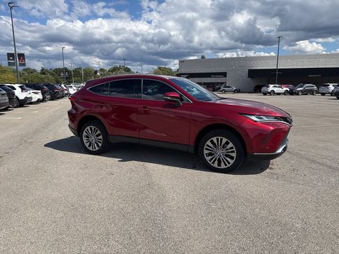 Used 2023 Toyota Venza XLE image 4