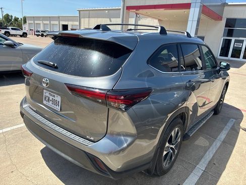 Used 2025 Toyota Highlander XLE FWD image 2