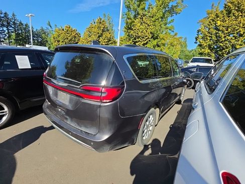 Certified 2022 Chrysler Pacifica Touring-L FWD image 4