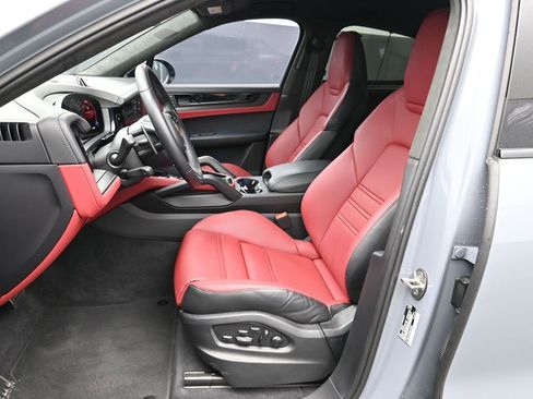 Certified 2025 Porsche Cayenne GTS AWD/4WD image 5