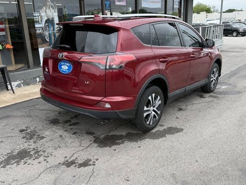 Used 2018 Toyota RAV4 LE FWD image 3