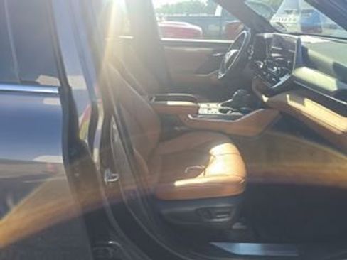 Used 2023 Toyota Highlander Platinum FWD image 13