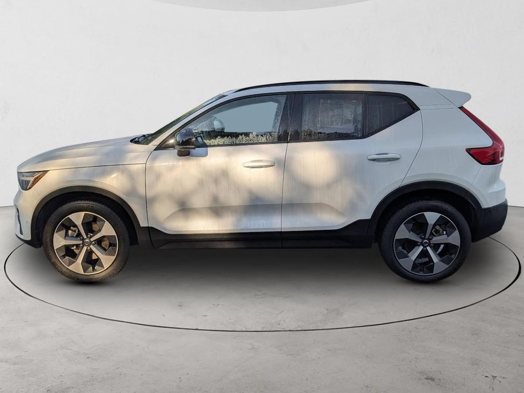 Certified 2026 Volvo XC40 B5 Plus AWD/4WD image 8