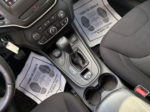 Used 2019 Jeep Cherokee Latitude w/ Cold Weather Group image 29