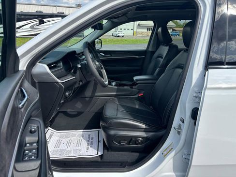 Used 2023 Jeep Grand Cherokee Limited w/ Luxury Tech Group II AWD/4WD image 9