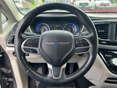 Used 2020 Chrysler Pacifica Touring-L FWD image 20