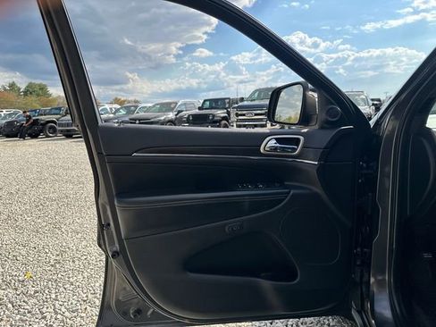 Used 2017 Jeep Grand Cherokee Limited AWD/4WD image 26