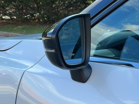 Used 2025 Nissan Pathfinder Platinum image 11