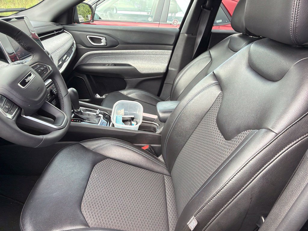 Used 2025 Jeep Compass Latitude AWD/4WD image 4