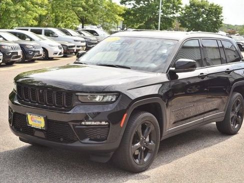 Used 2023 Jeep Grand Cherokee Limited w/ Luxury Tech Group II AWD/4WD image 4