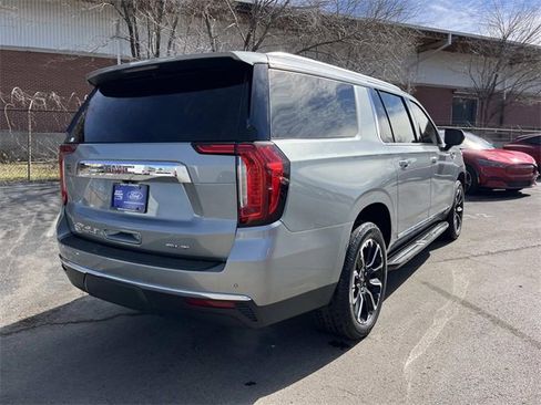 Used 2023 GMC Yukon XL SLT image 3