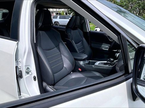 Used 2023 Toyota RAV4 XLE Premium image 7