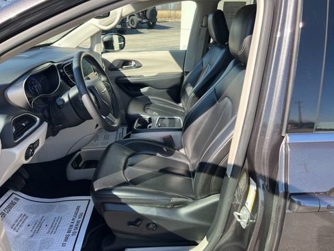 Used 2023 Chrysler Pacifica Touring-L FWD image 10