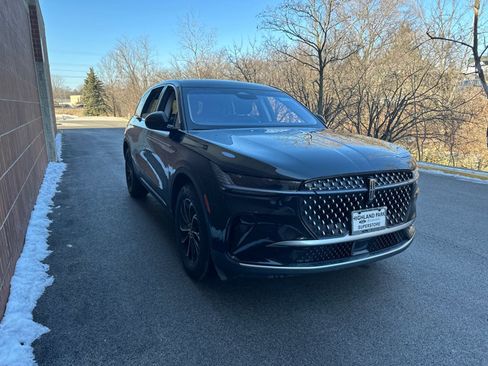 Used 2024 Lincoln Nautilus Premier image 9