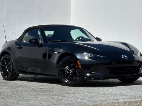 Used 2021 MAZDA MX-5 Miata Club w/ Appearance Package RWD image 9