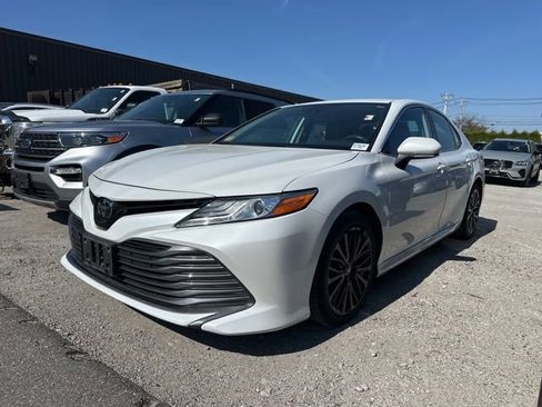 Used 2020 Toyota Camry XLE FWD image 2