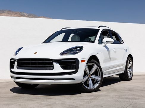 Certified 2022 Porsche Macan S AWD/4WD image 1