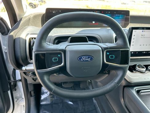 Used 2025 Ford Expedition Active image 14