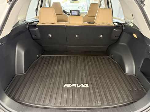 Used 2019 Toyota RAV4 XLE Premium FWD image 5