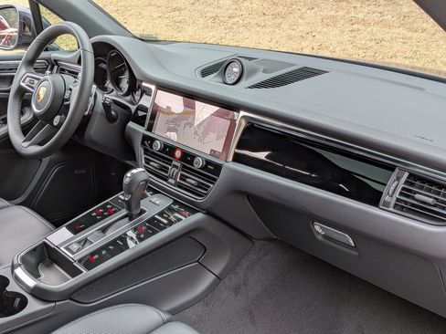 Certified 2026 Porsche Macan AWD/4WD image 27