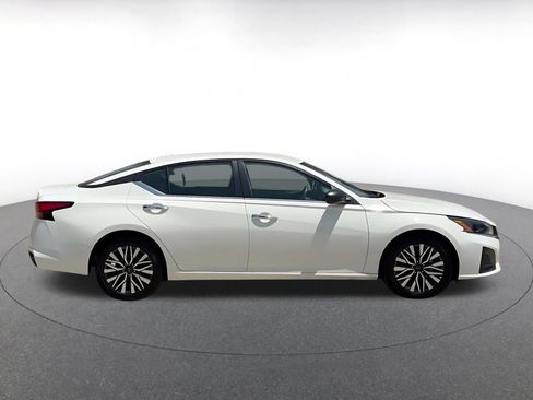 Used 2025 Nissan Altima 2.5 SV FWD image 16