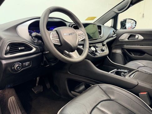 Used 2025 Chrysler Pacifica Limited FWD image 10