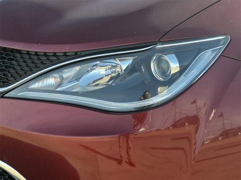 Used 2020 Chrysler Pacifica Limited image 32