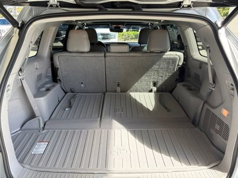 Used 2017 Toyota Highlander Limited FWD image 27
