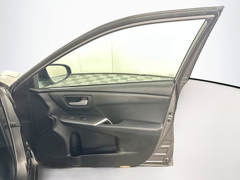 Used 2015 Toyota Camry SE FWD image 29