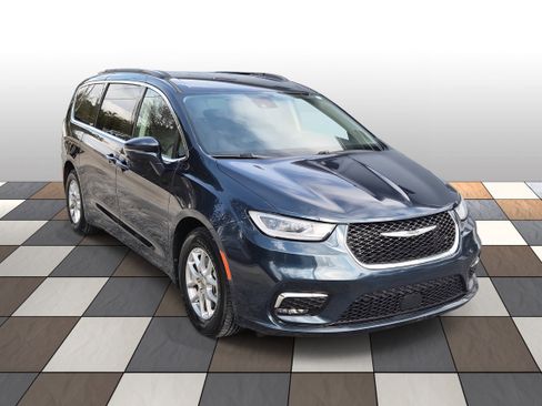 Used 2022 Chrysler Pacifica Touring-L FWD image 3