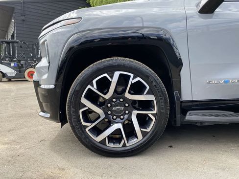 Used 2025 Chevrolet Silverado EV RST AWD/4WD image 11