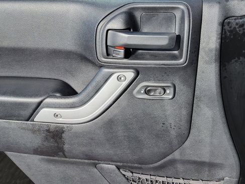 Used 2016 Jeep Wrangler Unlimited Sahara w/ Connectivity Group image 13